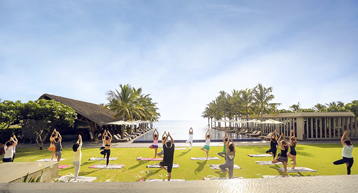Du khách có thể thư giãn cơ thể và tinh thần với lớp học yoga sáng hay thiền buông, thiền chuông, ngâm trú Mantra (Ảnh minh họa)